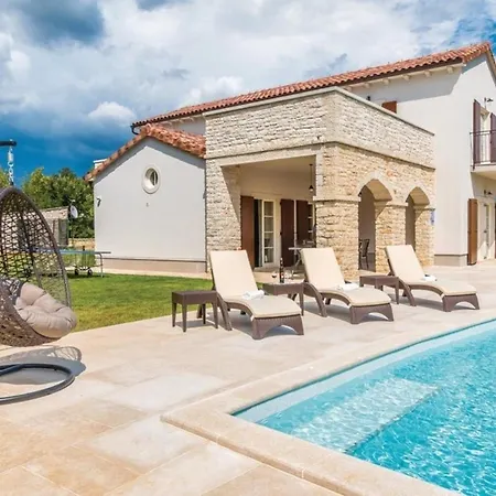 Holiday home In Cukrici Mit Privatem Pool