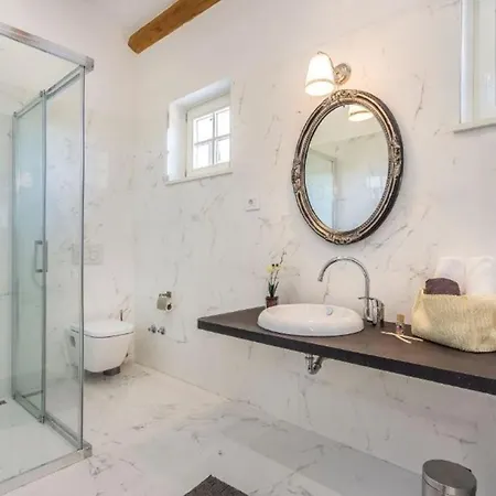 بيت للعطل In Cukrici Mit Privatem Pool فودنيان